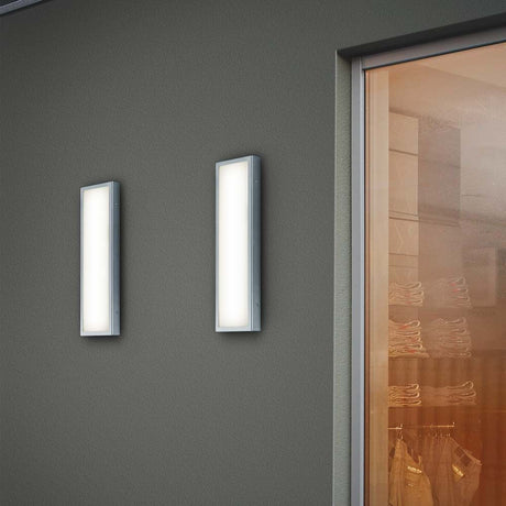 LED Wandaussenleuchte Scala IP44 Edelstahl an einer Wand, modernes Design, energiesparend und wetterfest.