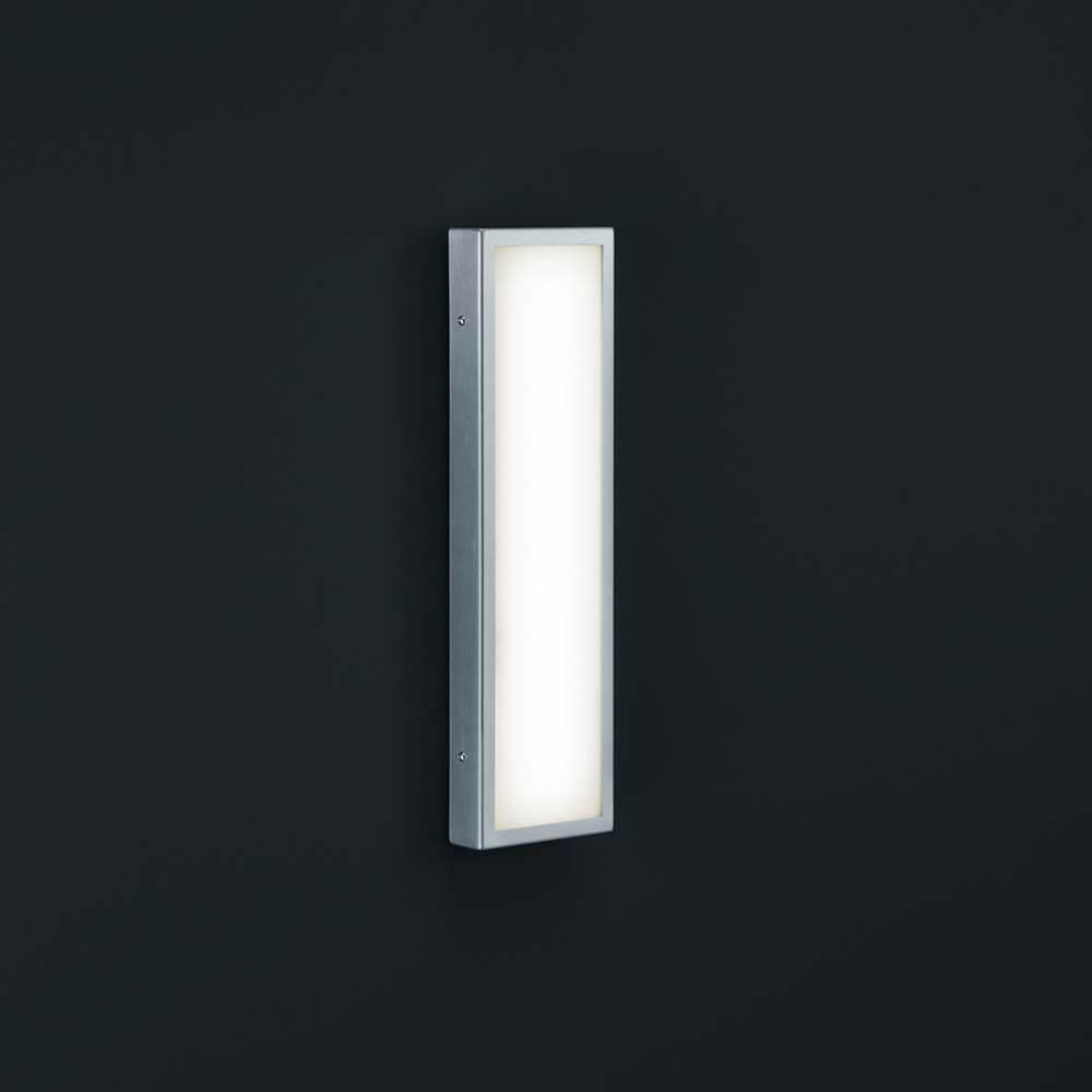 LED Wandaussenleuchte Scala IP44 Edelstahl an einer Wand installiert, modernes Design, edles Edelstahlfinish.
