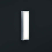 LED Wandaussenleuchte Scala IP44 Edelstahl an einer Wand installiert, modernes Design, edles Edelstahlfinish.