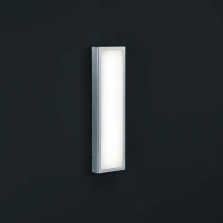 LED Wandaussenleuchte Scala IP44 Edelstahl an einer Wand installiert, modernes Design, edles Edelstahlfinish.
