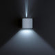 LED Außen-Wandlampe Siri 44 IP54 Silbergrau an einer Wand mit stufenlos verstellbarem Lichtaustritt.