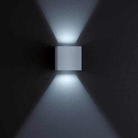 LED Außen-Wandlampe Siri 44 IP54 Silbergrau mit stufenlos verstellbarem Lichtaustritt in schlichtem Design.