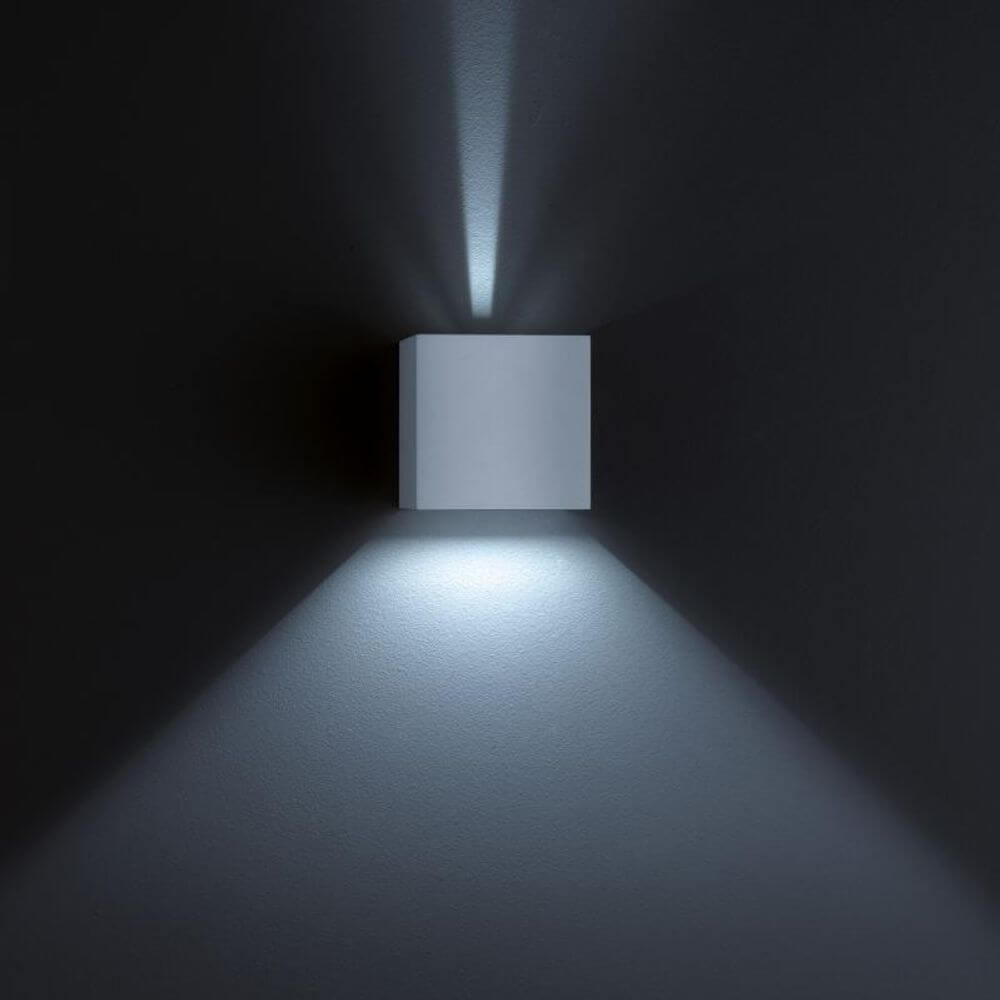 LED Außen-Wandlampe Siri 44 - L IP54 Nickel-Matt an einer Wand montiert, strahlt sanftes Licht aus.