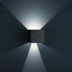 LED Außen-Wandlampe Siri 44 - L IP54 Schwarz an einer Wand mit sanftem Lichtstrahl.