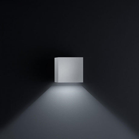 LED Udendørs væglampe Siri 44 - L IP54 sølvgrå på en mørk væg med blødt lys.