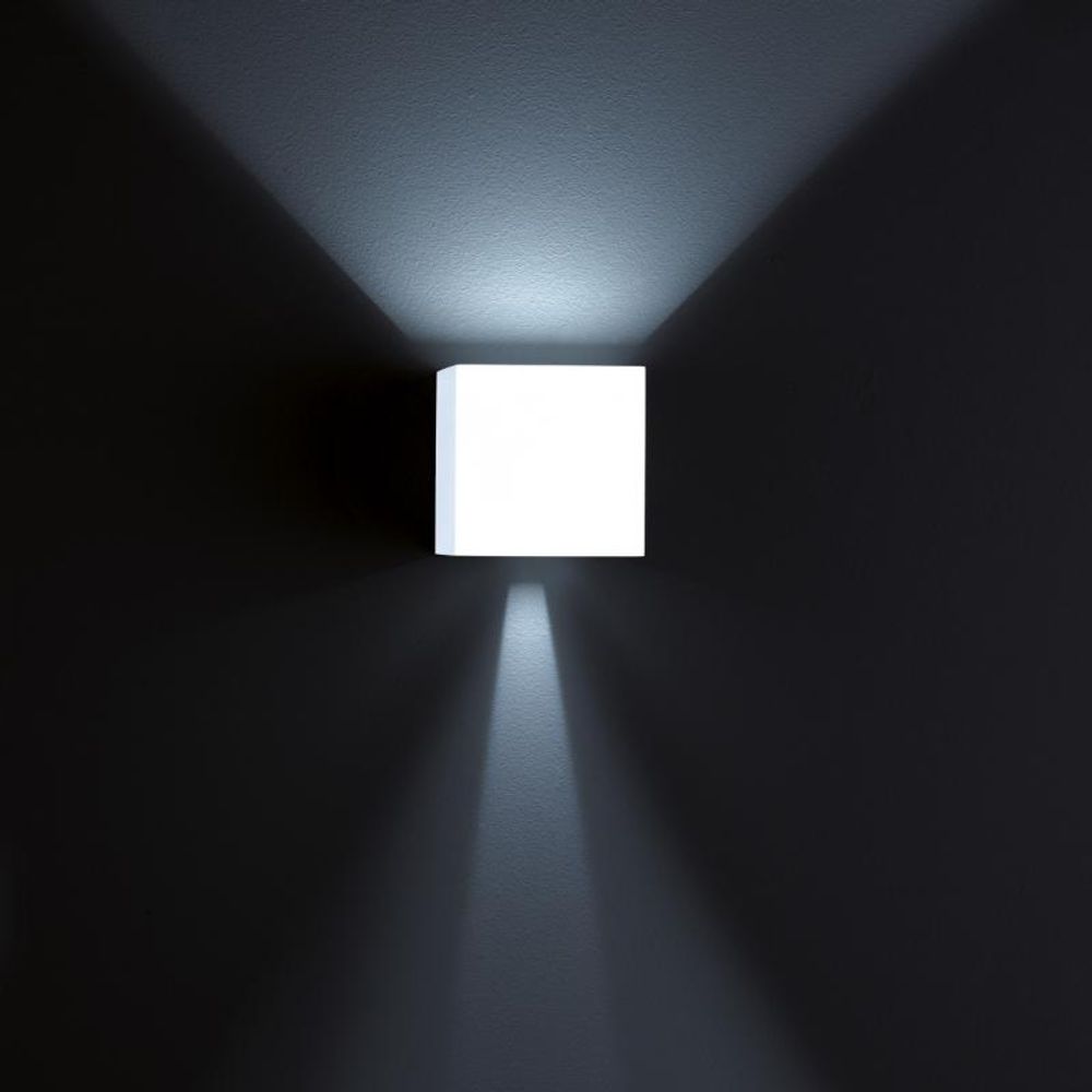 LED Außen-Wandleuchte Siri 44 - L IP54 in Weiß, modernes Design mit gleichmäßiger Lichtverteilung auf Wänden.