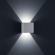 LED Außen-Wandleuchte Siri 44 - L IP54 Silbergrau an einer Wand montiert, strahlendes Licht