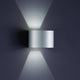 LED Außen-Wandleuchte Siri 44 - R IP54 Silbergrau an einer Wand montiert, mit sanften Lichtstrahlen.