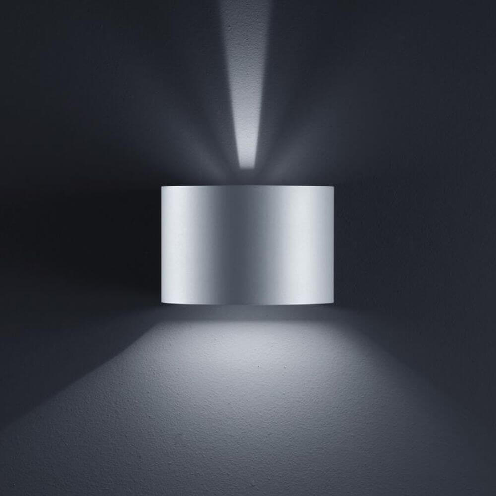 LED Außen-Wandleuchte Siri 44 - R IP54 Silbergrau an einer Wand mit sanfter Beleuchtung.