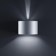 LED Udendørs væglampe Siri 44 - R IP54 sølvgrå på en væg med blød belysning.