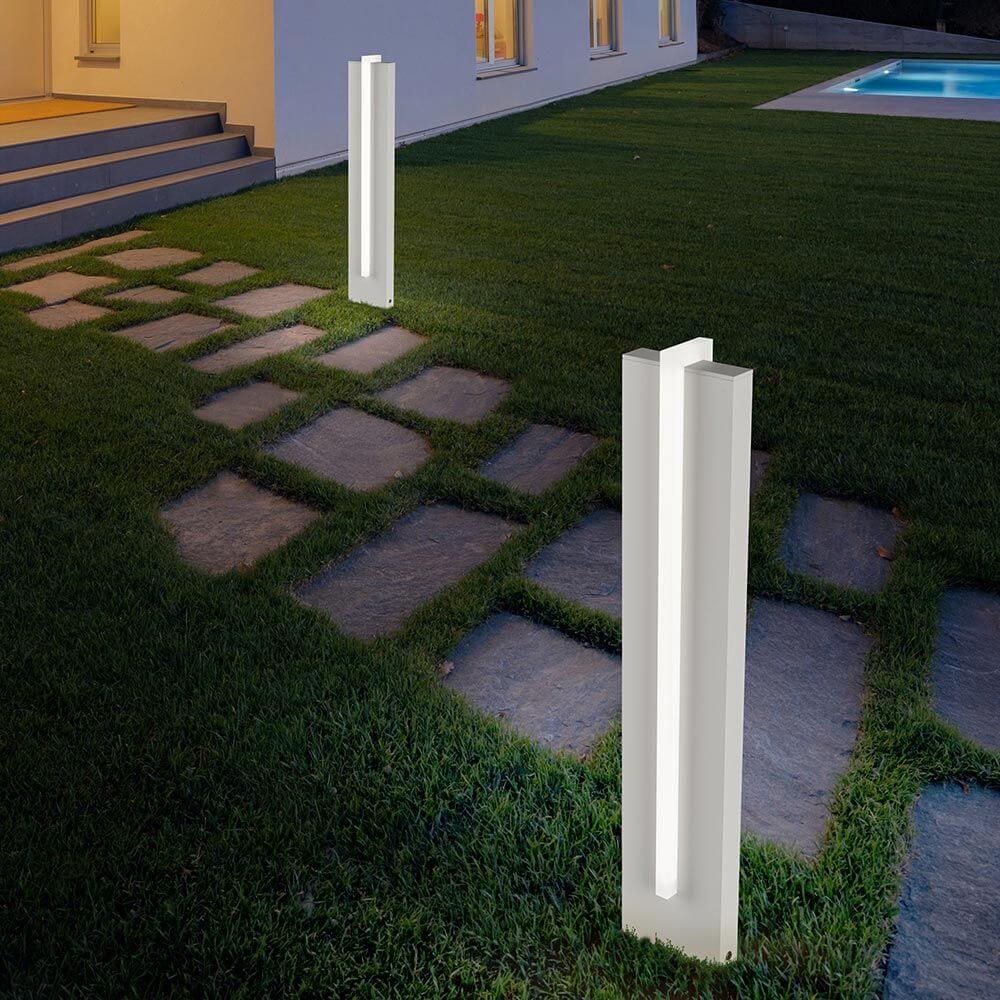 LED Außenstandlampe Oki IP54 2805lm Graphit im Außenbereich, modernes Design für Gartenwege.