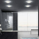 LED Decken-Badleuchte Cosi 610lm IP30 in modernem Badezimmer mit Dusche und großen Fenstern.