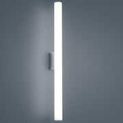 LED Applique miroir de salle de bains Loom 60 cm 1130 lm chromé blanc chaud, montée sur un mur avec une lumière chaude.