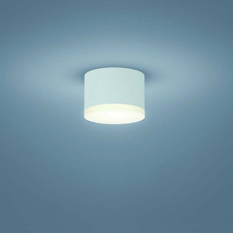 LED Plafonnier Pala blanc monté au plafond dans une pièce moderne.