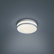 LED Plafonnier Zelo chrom monté au plafond avec un design moderne et un éclairage doux.
