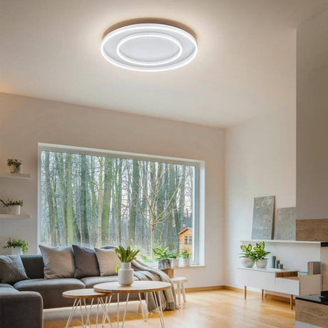 LED Deckenleuchte Sona mit Dimmer 5100lm, Weiß im modernen Wohnraum mit großen Fenstern.