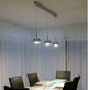 LED Hängelampe Flute Chrom mit drei Leuchten über einem Esstisch in modernem Ambiente.
