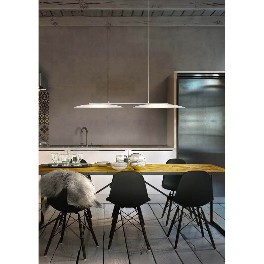 LED Pendelleuchte Sally Nickel-Matt, Chrom über einem modernen Esstisch in stilvollem Küchenambiente.