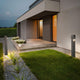 LED Pollerleuchte Isy IP54 Graphit beleuchtet den Eingangsbereich modern und elegant.