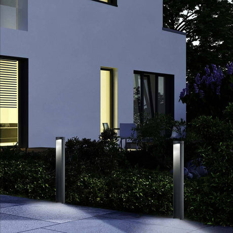 LED Pullert lys Sky IP54 65cm grafit i haven om natten, stilfuld udendørs belysning til moderne huse.