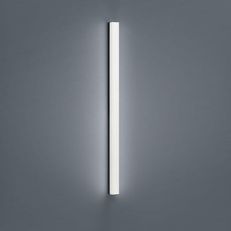 LED Spiegellampe Lado 90cm 1560lm Schwarz Warmweiß an einer Wand montiert.