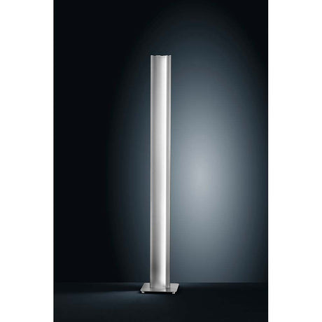 LED Stehleuchte Kurvo 155cm Nickel-Matt, Chrom vor dunklem Hintergrund.