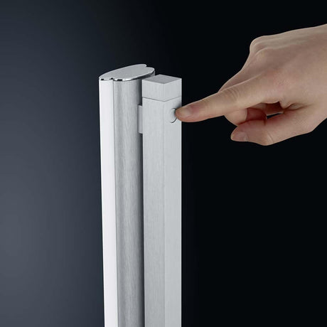 Detailansicht der LED Stehleuchte Venta 170cm Nickel-Matt, Chrom mit Hand, die den Schalter betätigt.