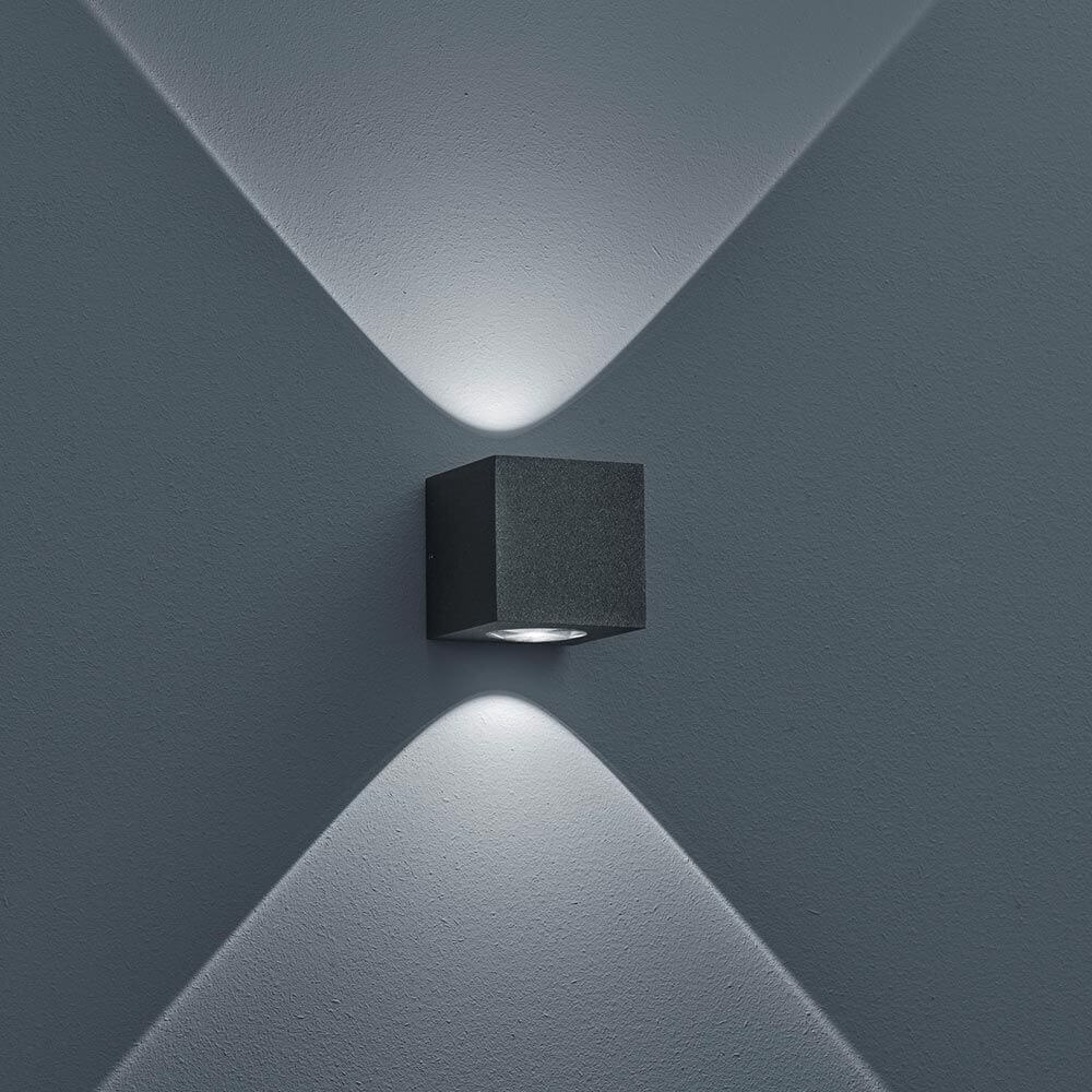 LED Wand-Außenleuchte Peka IP54 380lm Graphit an einer Wand mit stilvollem Lichtmuster.