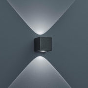 LED Applique extérieure Peka IP54 380 lm graphite sur un mur avec un motif lumineux élégant.