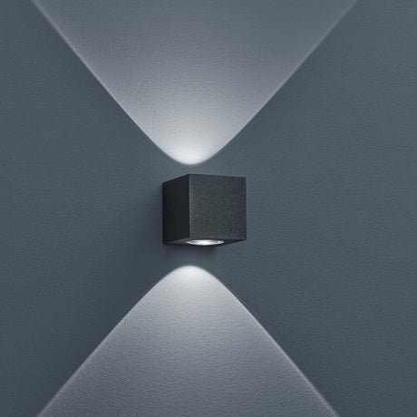 LED Wand-Außenleuchte Peka IP54 380lm Graphit an einer Wand mit stilvollem Lichtmuster.