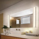 Moderne Badezimmeransicht mit Lado Spiegelleuchte 60cm, warmweißem Licht und stilvollem Chrom-Design.