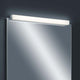 LED Spiegellampe Lado 60cm in Chrom, warmweißes Licht über einem modernen Spiegel.
