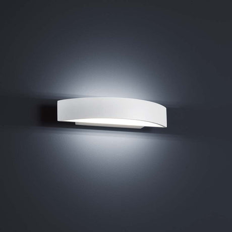 Elegante LED Wandlampe Yona Weiß an einer Wand montiert, strahlt warmes Licht aus.