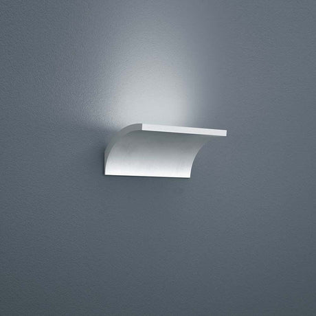 LED Wandlampe Adeo Nickel-Matt an grauer Wand, modernes Design und elegante Beleuchtung.
