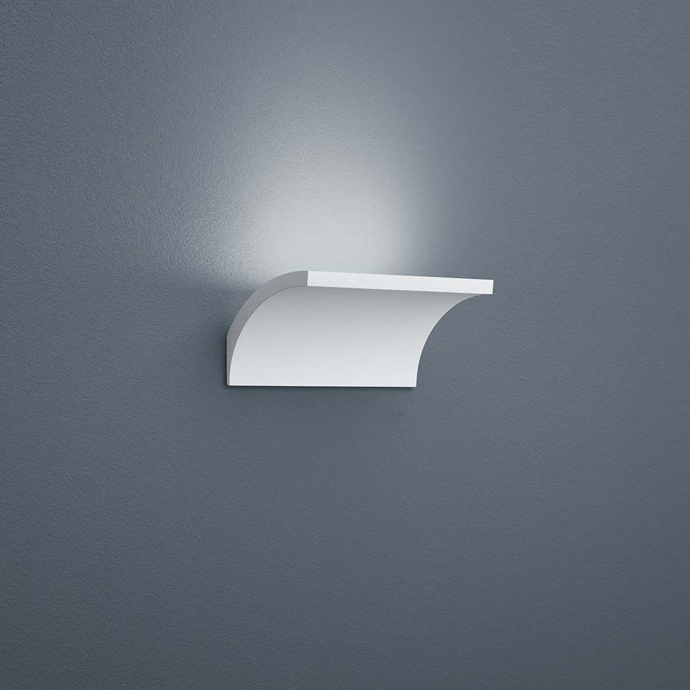 LED Wandleuchte Adeo Weiß an der Wand installiert, modernes Design in Weiß.