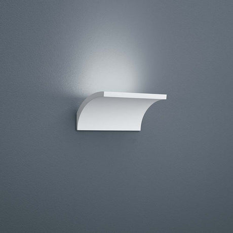 LED Wandleuchte Adeo Weiß an der Wand installiert, modernes Design in Weiß.