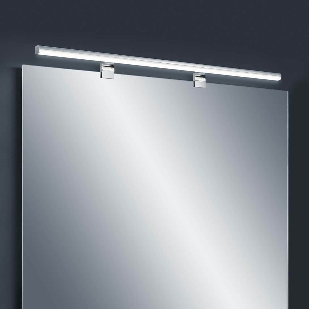 LED Wandleuchte Gaia Chrom über einem Spiegel, moderne Beleuchtung für Badezimmer und Wohnräume.