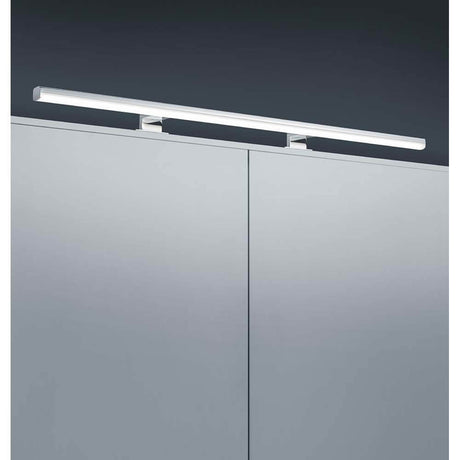 LED Wandleuchte Gaia Chrom über glatten, modernen Türschrank montiert mit stilvollem Design