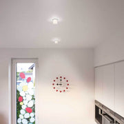 Mini LED-takinnbyggingsarmatur Pic med sylinder i et moderne kjøkken, på lys takbakgrunn.