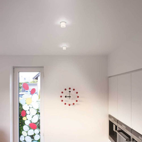 Mini LED Decken-Einbauleuchte Pic mit Zylinder in moderner Küche, auf hellem Deckenhintergrund.