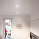 Mini LED Decken-Einbauleuchte Pic mit Zylinder in moderner Küche, auf hellem Deckenhintergrund.