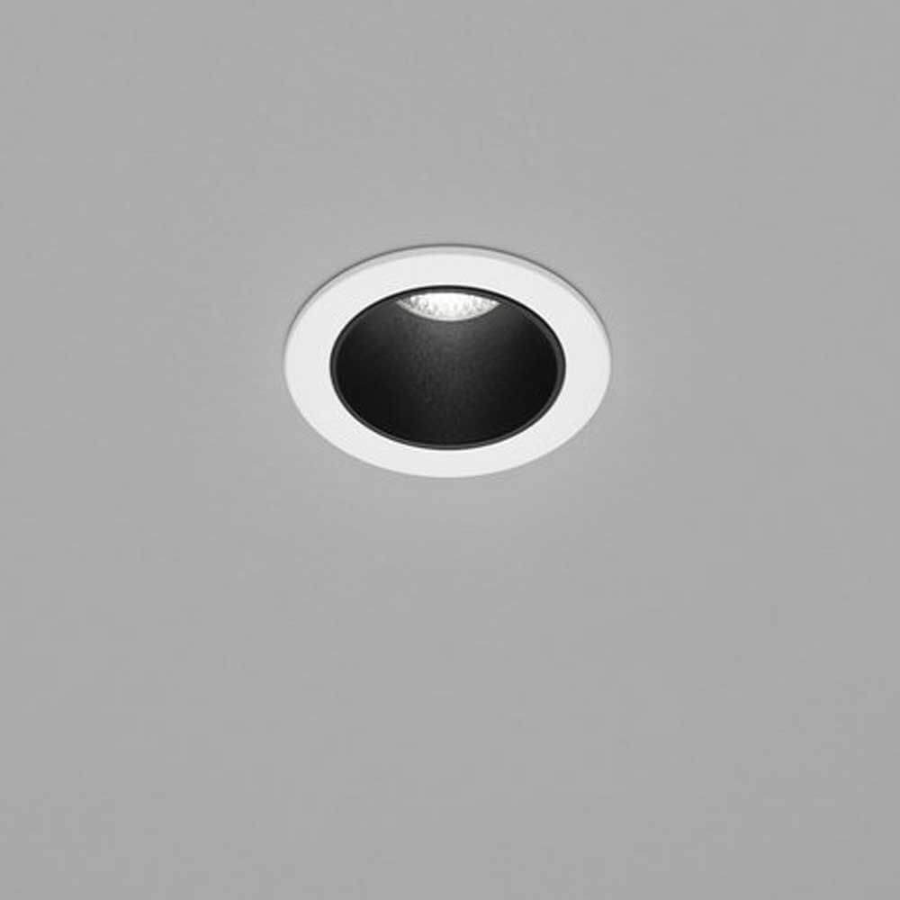 Mini LED Einbaustrahler PIC rund 500lm in modernem Design, montiert in Decke, mit weißem Einbaurahmen und schwarzem Innenteil.