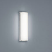 LED Applique murale Cosi chromée sur un mur gris, idéale pour un éclairage personnalisé dans la salle de bains.