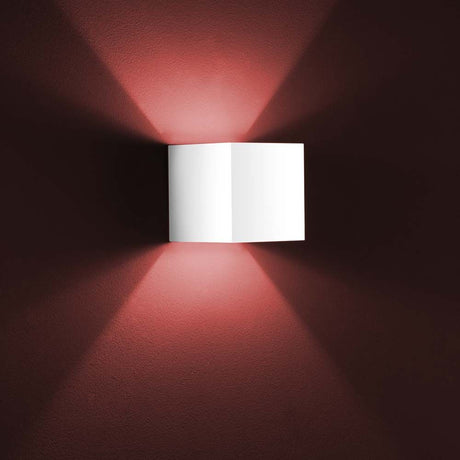 Siri white wall light on a wall, white design with a gentle play of light.