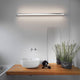 LED Wandlampe Slate 90cm IP44 Chrom über modernem Waschbecken in stilvollem Badezimmer.