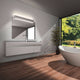 LED Wandlampe Vis IP44 Chrom über einem modernen Badezimmer-Mirror und Waschbecken, ideal für stilvolle Beleuchtung.