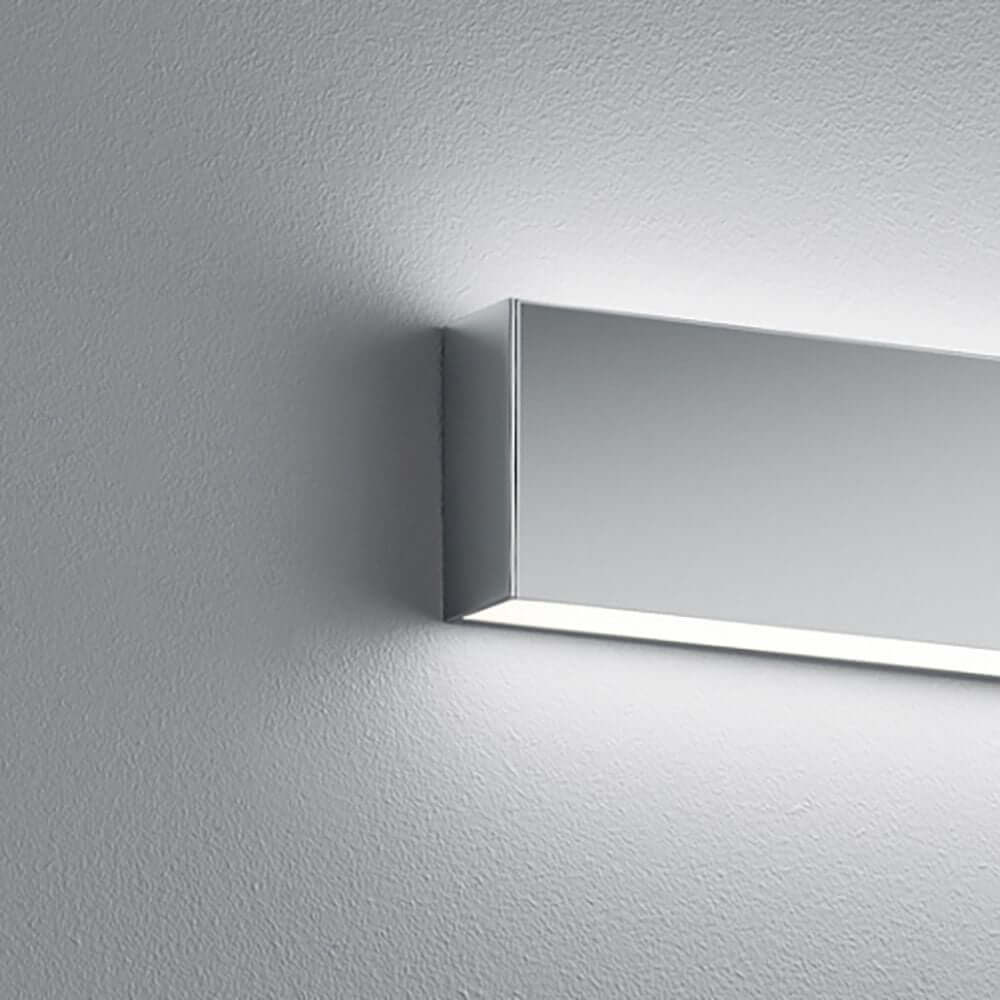 LED Wandlampe Vis IP44 Chrom an einer Wand montiert, ideal für Spiegelbereiche im Badezimmer.
