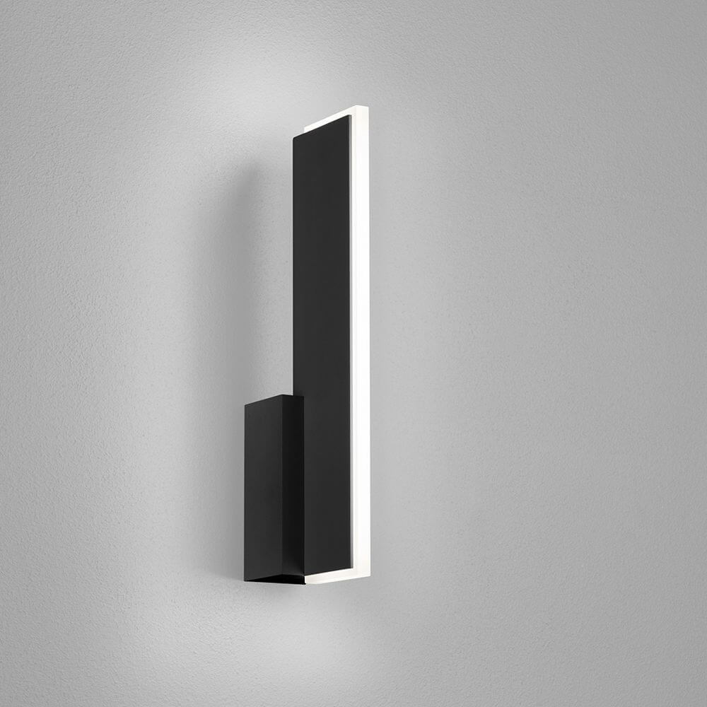 LED Wandleuchte Nex Schwarz an der Wand, stilvolles Design für Flur, Eingangs- oder Bürobereiche.