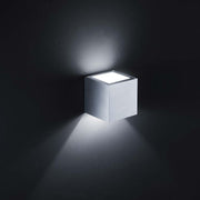 Siri aluminium mat væglampe i moderne design med firkantet hus og behageligt lys.