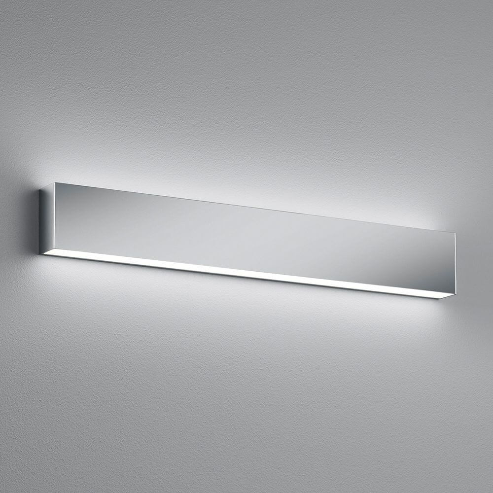 LED Wandlampe Vis IP44 60cm Chrom an der Wand montiert mit modernem Design.